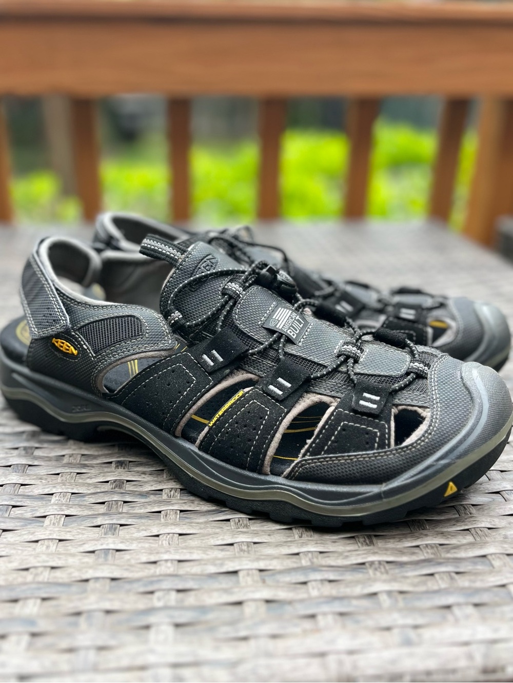 Keen Men’s Black Outdoor Sandal - Secure Bungee Closure & Velcro Back Strap